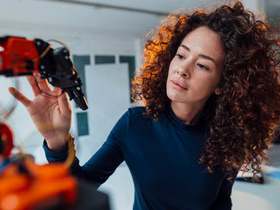 Женщина разглядывает технику