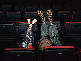 Парень и девушка в зале кинотеатра