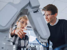 Вузы переходят на отечественные платформы: теперь обучение робототехнике — на российских антропоморфных роботах