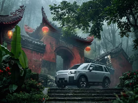 Автомобиль Jaguar Land Rover на фоне китайской архитектуры