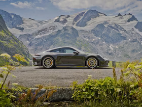 Porsche 911 GT3 Bergsport на фоне Альпийских гор