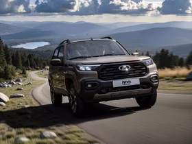 Lada Niva Travel едет по живописной трассе