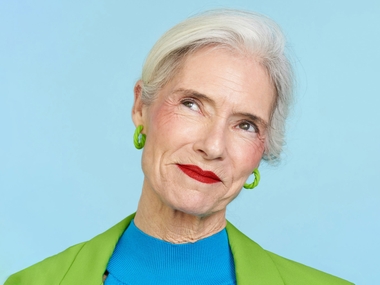 Пожилая женщина смотрит в камеру