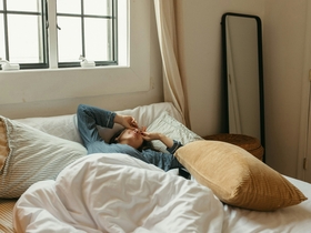 Женщина лежит на кровати