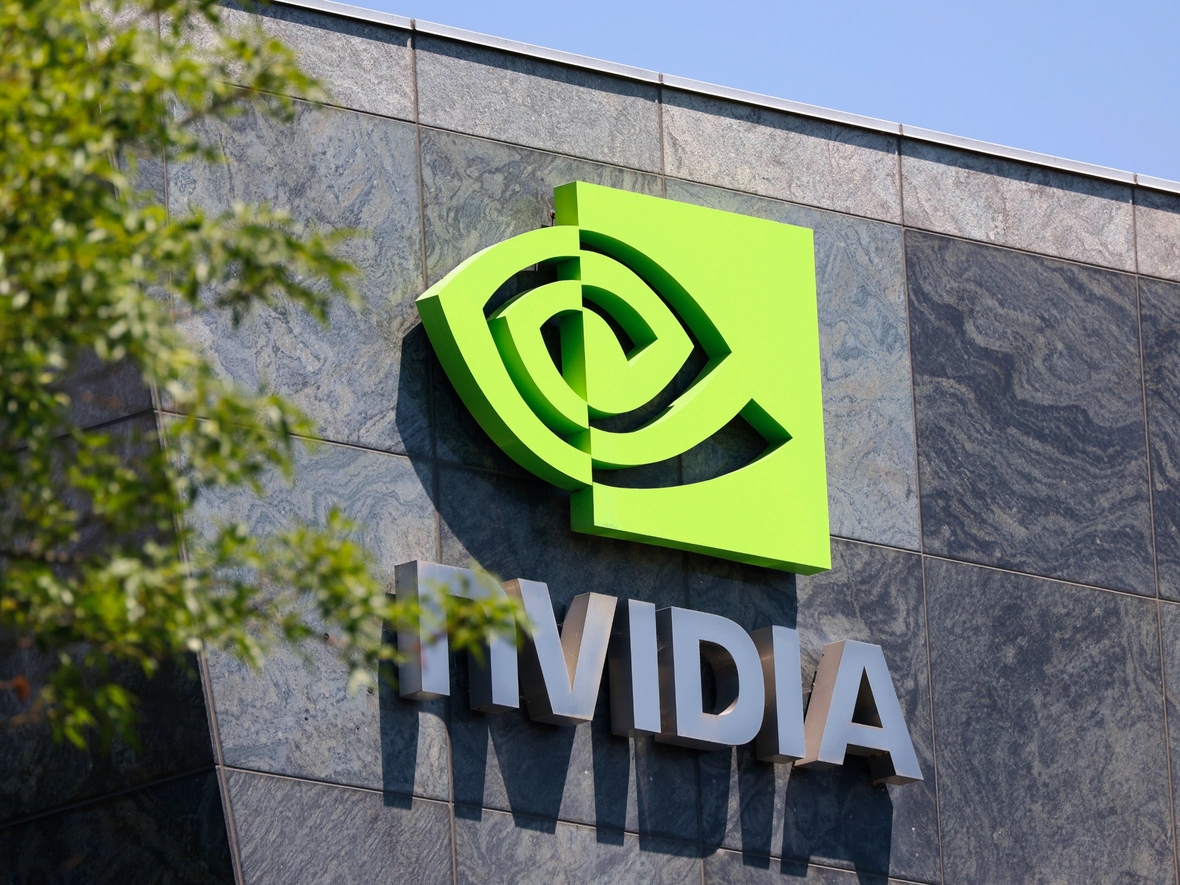 Акции самой дорогой компании мира Nvidia просели — после сообщений, что Meta* рассматривает покупку AI-чипов Google