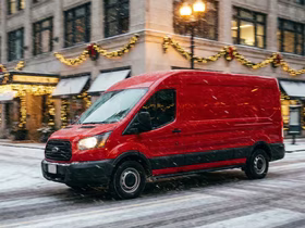 Бизнес усилил наём сотрудников перед Новым годом: самые востребованные профессии — водители, курьеры и продавцы