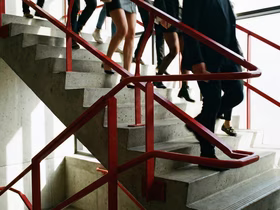 Meta* уволила более 1000 работников: компания смещает фокус с VR-продуктов и метавселенных на носимые ИИ-устройства