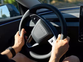 Илон Маск перевёл автопилот на подписку: Tesla отменит разовую продажу системы помощи водителям с 14 февраля