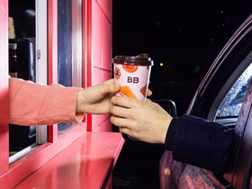 Со второй попытки: «ВкусВилл» перезапускает формат автокафе — первая точка уже открылась на Минском шоссе