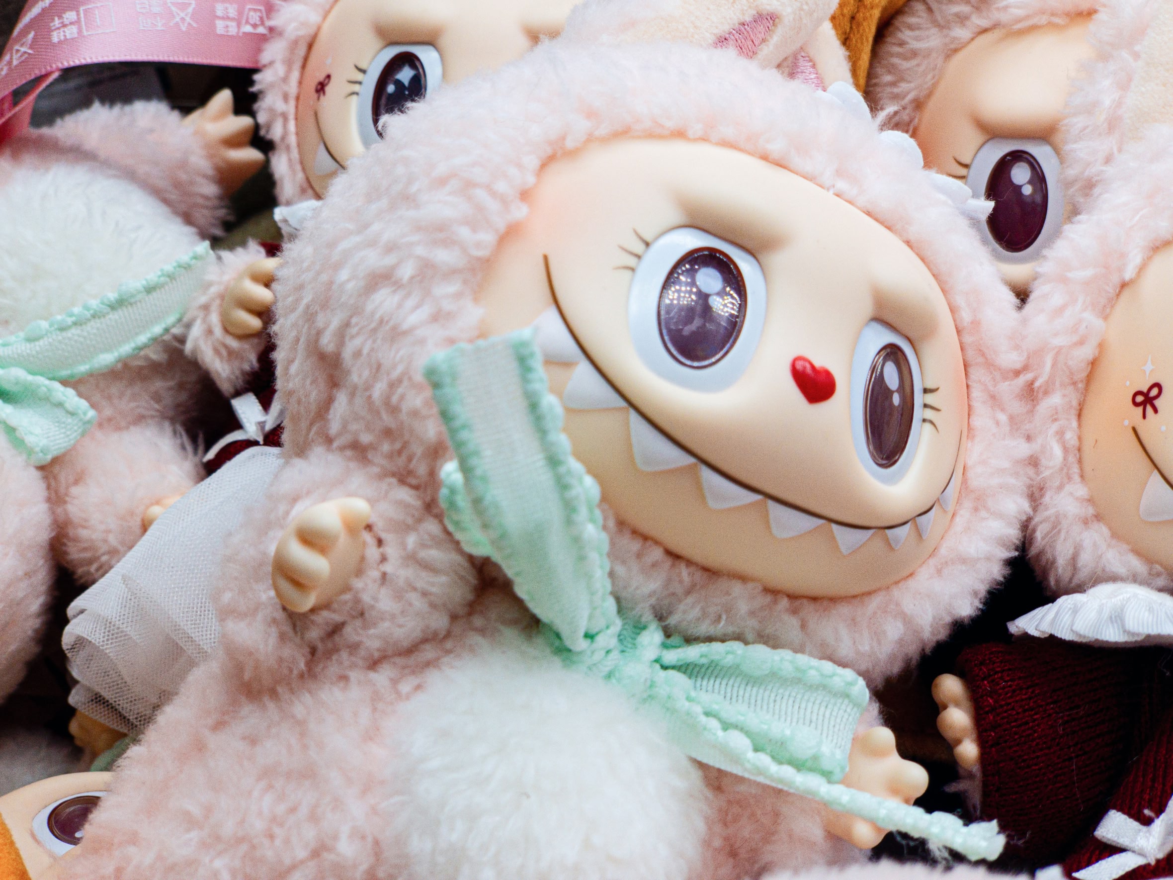 Россияне купили почти 5 млн Labubu на Wildberries в 2025 году — они потратили на игрушки более 3,2 млрд ₽