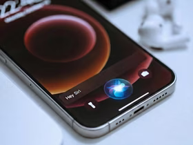 Apple перезапускает Siri вместе с Google: обновлённая версия выйдет в феврале, полноценный чат-бот — летом 2026-го