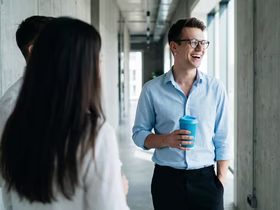 Человек в офисе смеётся