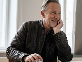 Мужчина в возрасте держит мышку в рука