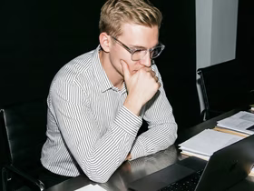 Мужчина смотрит в компьютер