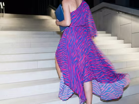 девушка поднимается по лестнице в леопардовом платье