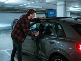 мужчина смотрит в окно машины