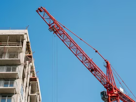 Строительный кран и строящийся дом