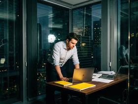 мужчина сидит в компьютере