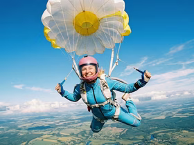 девушка летит на парашюте