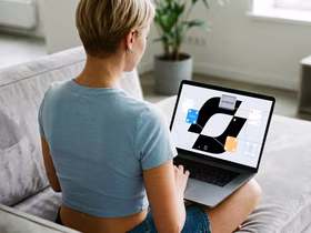 Женщина сидит по-турецки с ноутбуком