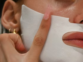 Маска на женском лице