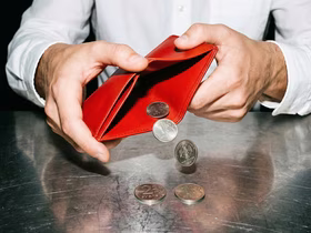 в красном кошельке нет денег