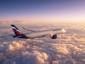 Самолет Аэрофлота в небе