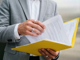 жёлтая папка в руках