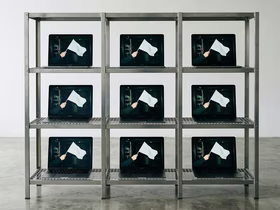 Стенд с ноутбуками, на экране которых находится изображение белого флага