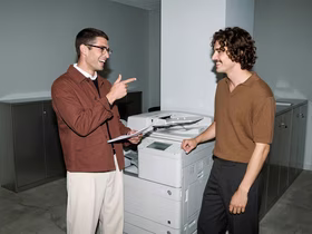 Коллеги на работе в офисе смеются