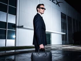 Мужчина в деловом костюме и черных очках