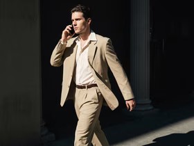 Мужчина идёт по улице и говорит по телефону