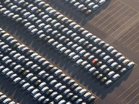 Парковка с легковыми автомобилями