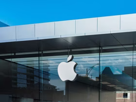 Логотип Apple на офисном здании