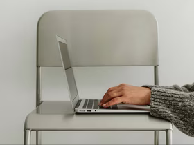 Человек работает за ноутбуком MacBook Air