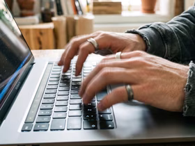 Мужские пальцы печатают по клавиатуре