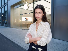 Недовольная девушка около магазина Apple