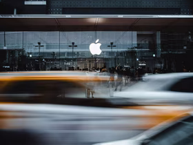 Apple Store, вид с оживлённой улицы