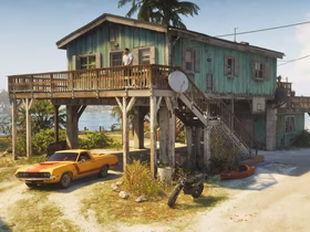 Дом на сваях у воды из GTA 6, рядом припаркованы автомобиль и мотоцикл, у лестницы стоит каяк