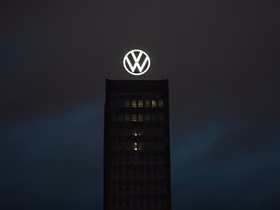 Логотип Volkswagen на здании