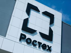 Вывеска с логотипом Ростех на здании