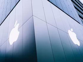 Логотипы Apple на стенах здания