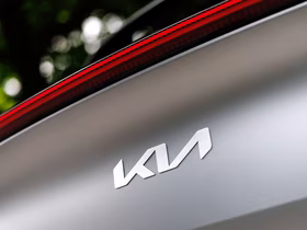 Логотип Kia на машине