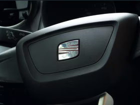 Логотип Seat на руле автомобиля