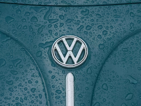 Логотип Volkswagen на капоте автомобиля