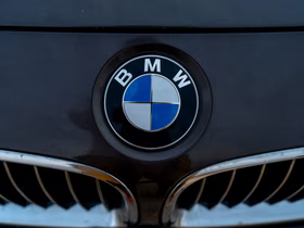 Значок BMW на капоте авто