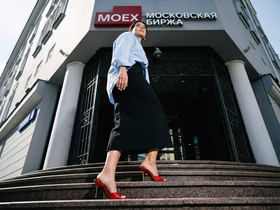 Женщина идёт на биржу