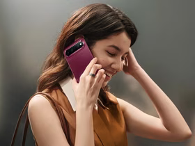 Девушка со смартфоном Huawei