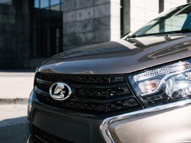 Логотип Lada на кузове автомобиля