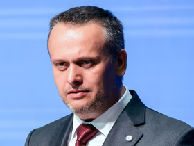 Андрей Никитин на голубом фоне